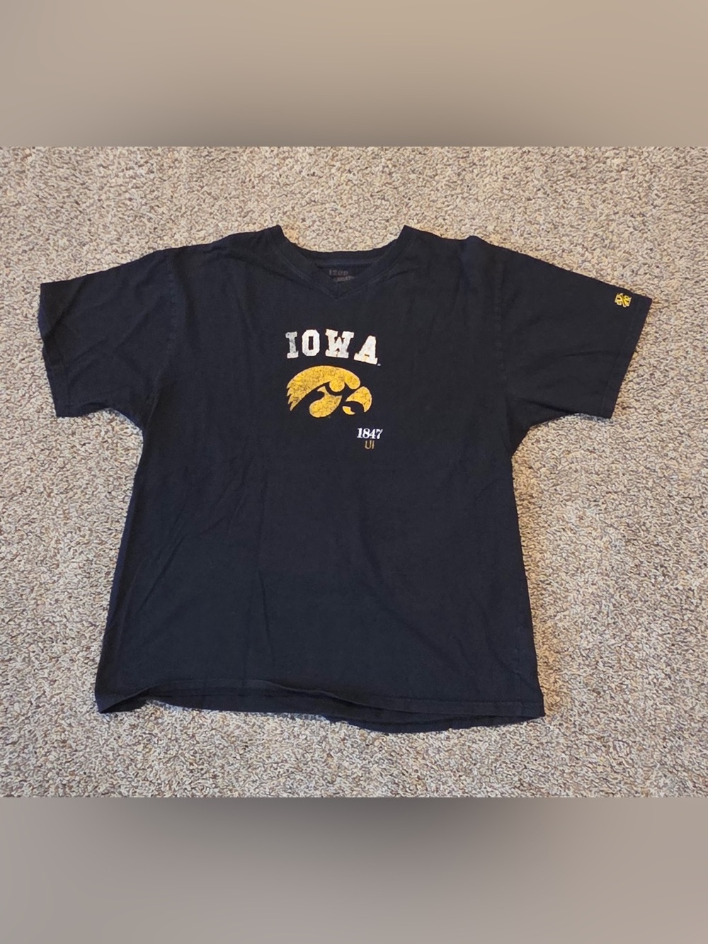Men’s Large IZOD Collegiate V Neck Iowa Black T Shirt